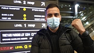 Izraelbe érkező utas mutatja a karkötőjét 