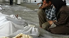 Archives - un couple se recueille devant les dépouilles de victimes d'une attaque chimique présumée perpétrée le 21/08/2013 dans la Ghouta orientale (Syrie)