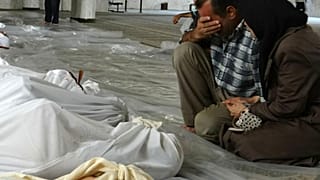 Archives - un couple se recueille devant les dépouilles de victimes d'une attaque chimique présumée perpétrée le 21/08/2013 dans la Ghouta orientale (Syrie)