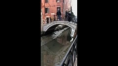 Niedrigwasser in einem Kanal in Venedig