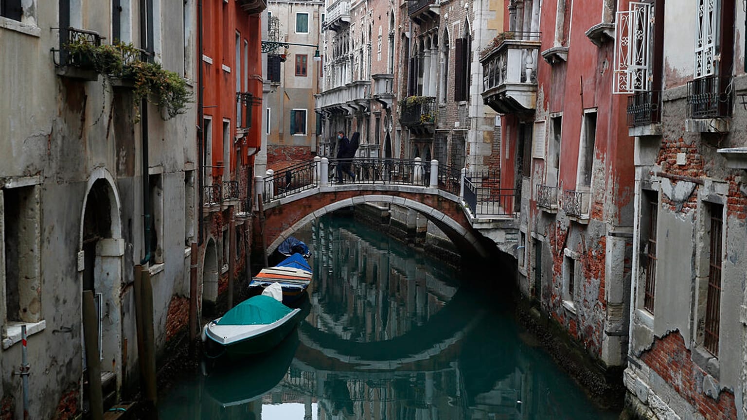 "Schneemond" sorgt für Super-Ebbe in Venedig: Gondeln im Schlamm