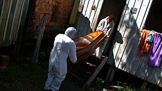 Sarg einer 94-Jährigen, die Ende Januar zu Hause in Manaus an Covid-19 gestorben ist