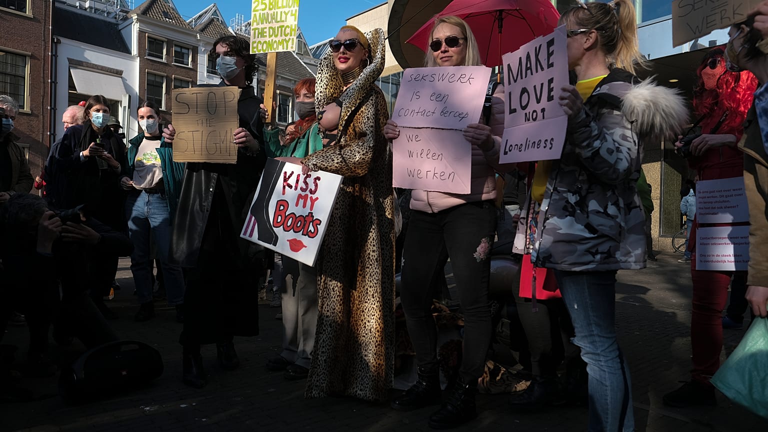 Trabajadoras sexuales portan pancartas en protesta por la desigualdad de trato y la estigmatización durante una manifestación en La Haya, Países Bajos, el 2 de marzo de 2021.