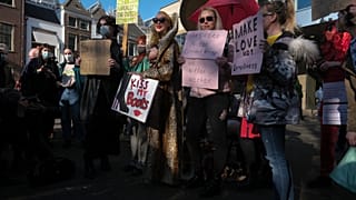 Trabajadoras sexuales portan pancartas en protesta por la desigualdad de trato y la estigmatización durante una manifestación en La Haya, Países Bajos, el 2 de marzo de 2021.