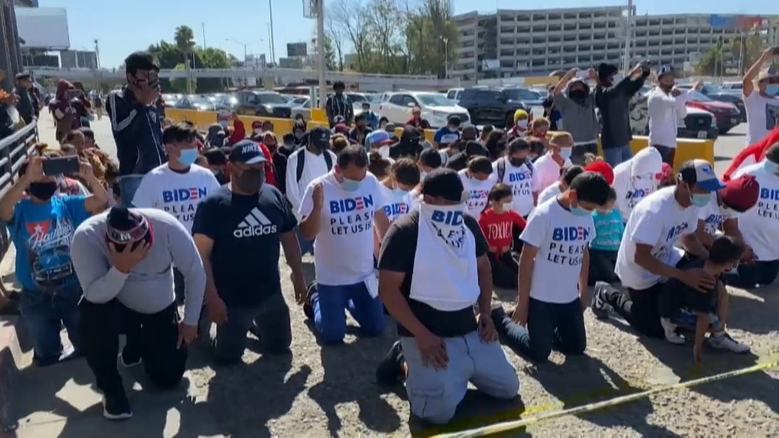 Decenas de migrantes centroamericanos piden a Joe Biden alternativas para su acceso a Estados Unidos. 