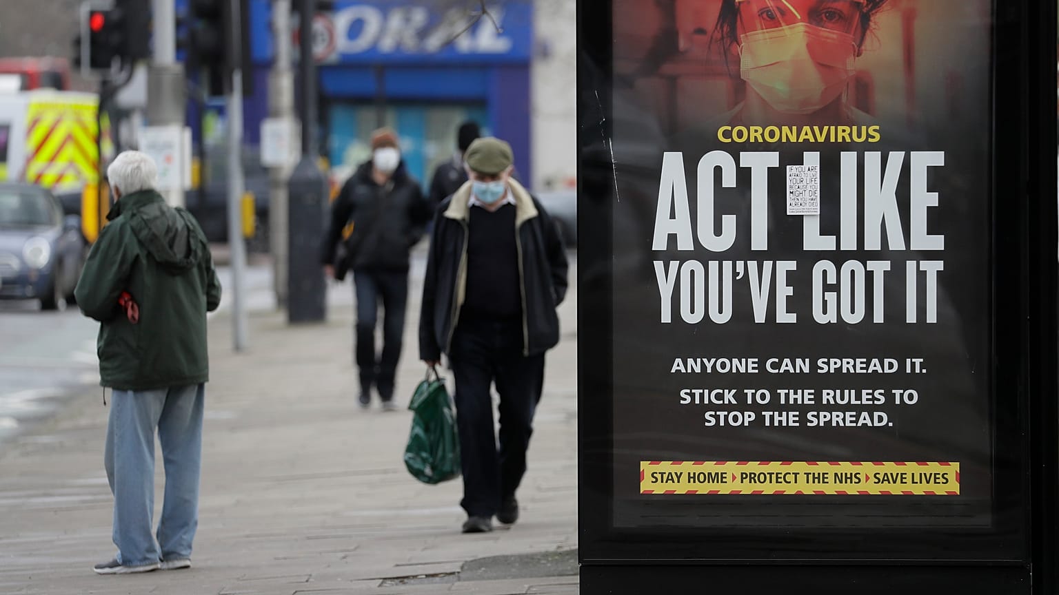 Londra, 25 febbraio 2021. Un cartello pubblicitario ammonisce i passanti: "agisci come se già avessi il virus. Chiunque può diffonderlo"