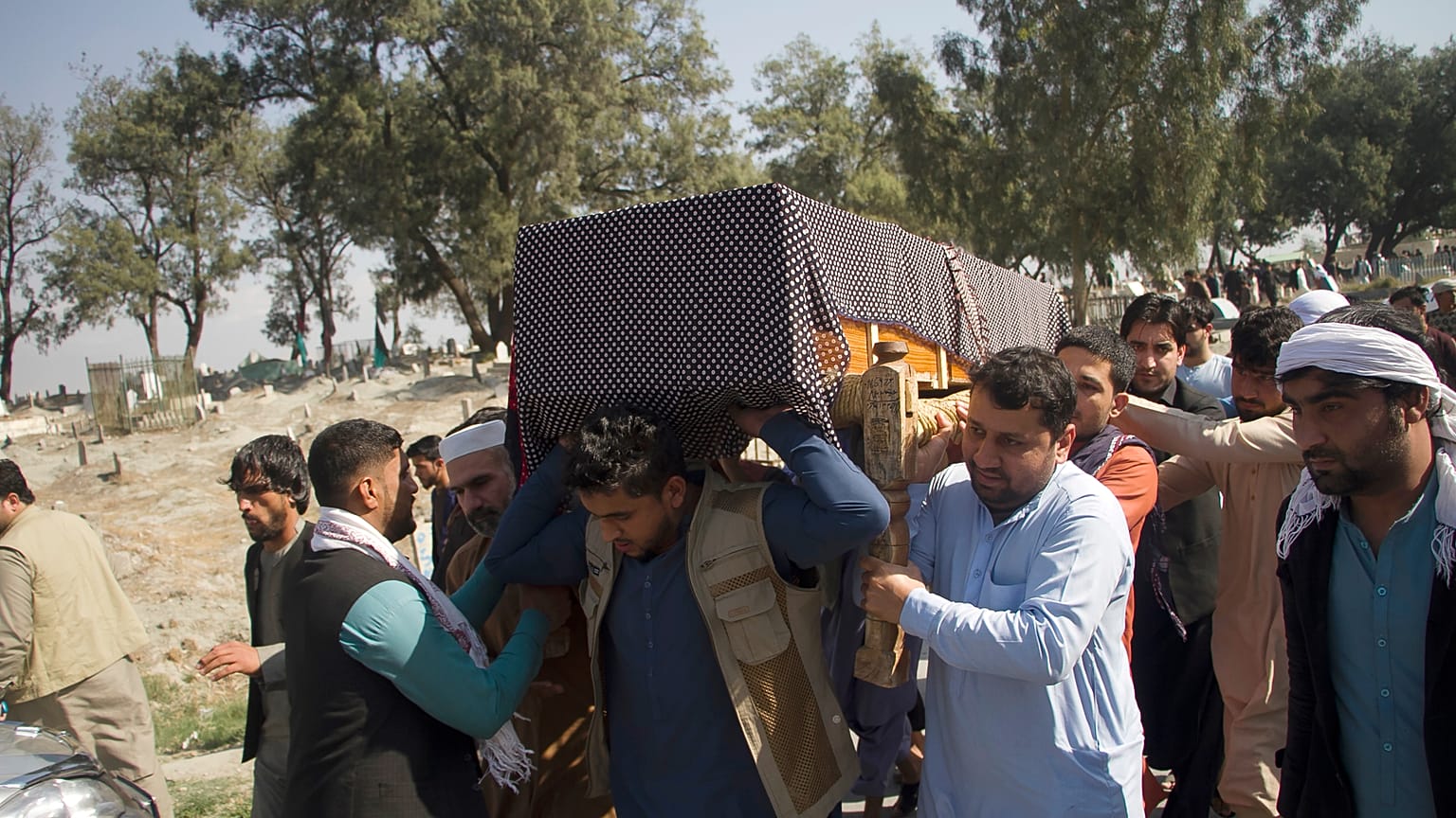 Afganistan'ın Nangarhar kentinde 3 kadın gazeteci, uğradıkları silahlı saldırıda hayatını kaybetti. Kadın gazeteciler toprağa verildi