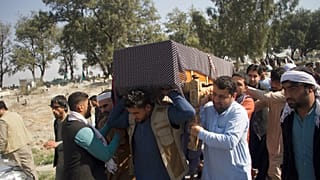Afganistan'ın Nangarhar kentinde 3 kadın gazeteci, uğradıkları silahlı saldırıda hayatını kaybetti. Kadın gazeteciler toprağa verildi