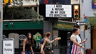 ABD'nin Teksas eyaletinin San Antonio kentinde sokakta yürüyen vatandaşlar (2020)