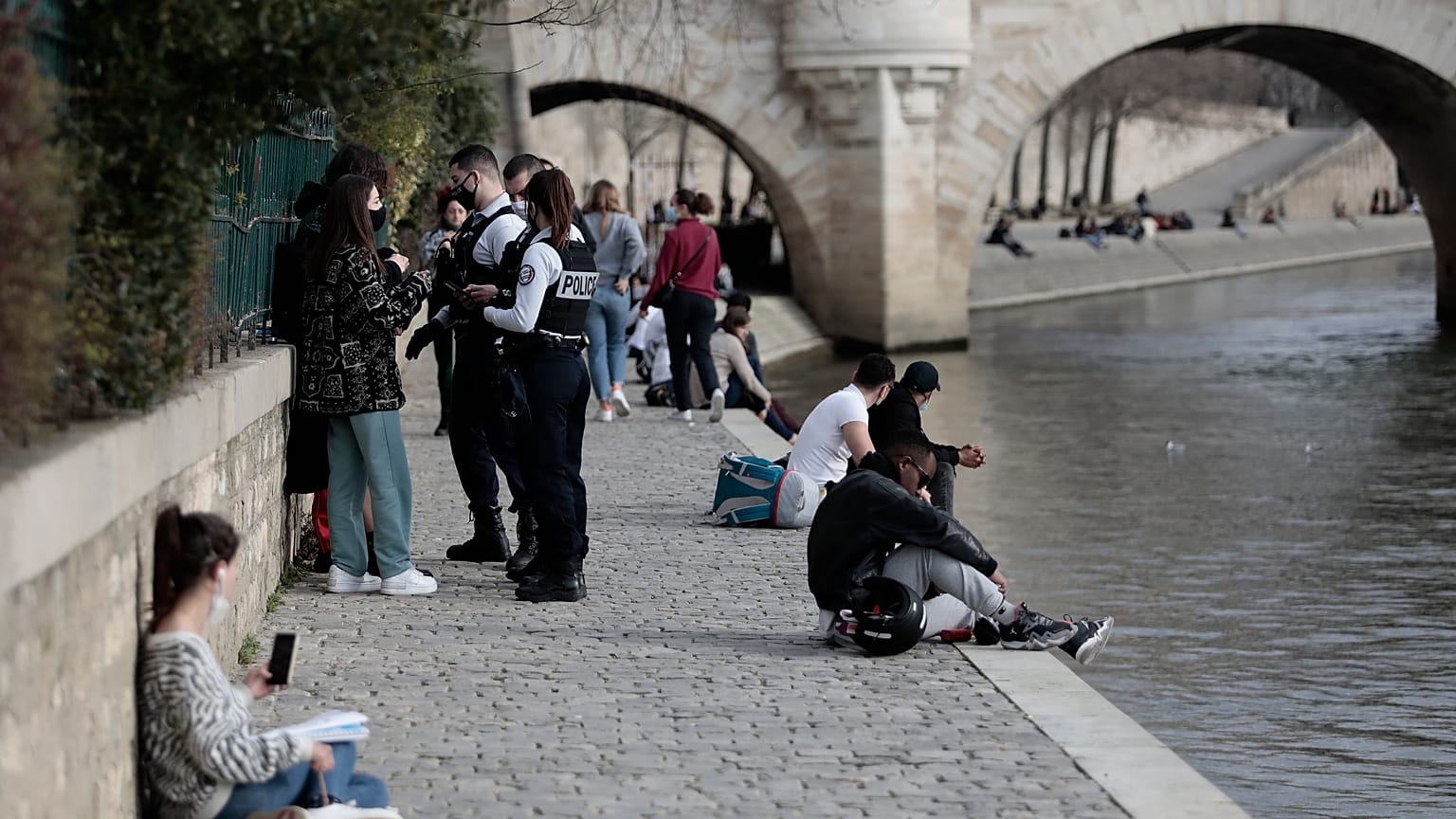 Covid: l'Italia si tinge di rosso, mentre la Francia punta a riaprire