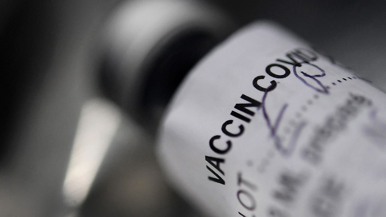 Image d'illustration : un flacon de vaccin contre la Covid-19 photographie à Garlan, en France, le 2 mars 2021