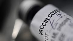 Image d'illustration : un flacon de vaccin contre la Covid-19 photographie à Garlan, en France, le 2 mars 2021
