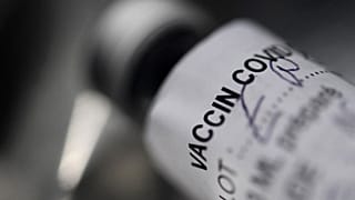 Image d'illustration : un flacon de vaccin contre la Covid-19 photographie à Garlan, en France, le 2 mars 2021