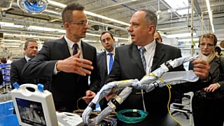 Szijjártó Péter az APTIV (korábban Delphi) tatabányai gyárának avatásán