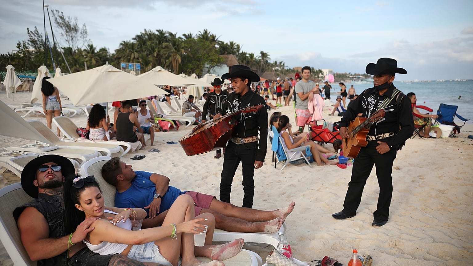 Dos mariachis hablan con turistas en Playa del Carmen, en el estado mexicano de  Quintana Roo.