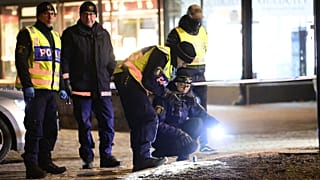 Неизвестный ранил ножом восемь человек