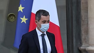 وزير الداخلية الفرنسي جيرالد دارمانين يغادر قصر الإليزيه في باريس، فرنسا