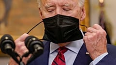 Joe Biden retire son masque, le 27 février 2021, à la Maison blanche, Washington USA