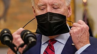Joe Biden retire son masque, le 27 février 2021, à la Maison blanche, Washington USA