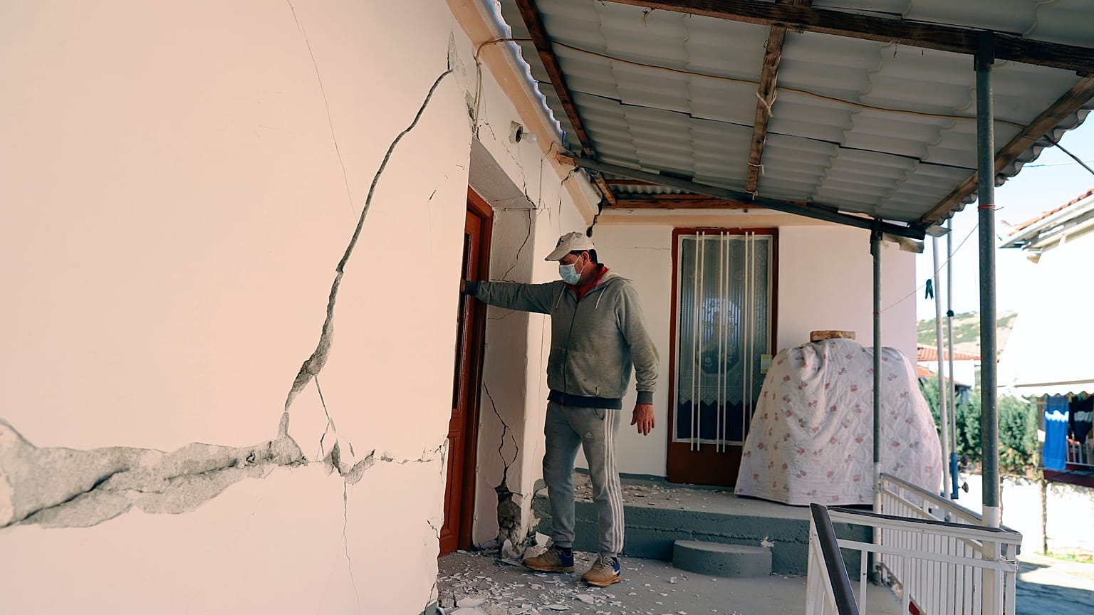 Un hombre revisa una casa tras un terremoto en el pueblo de Damasi, en el centro de Grecia, el  3 de marzo de 2021. 