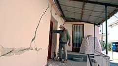 Un hombre revisa una casa tras un terremoto en el pueblo de Damasi, en el centro de Grecia, el  3 de marzo de 2021. 