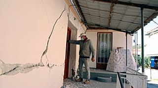 Un hombre revisa una casa tras un terremoto en el pueblo de Damasi, en el centro de Grecia, el 3 de marzo de 2021.