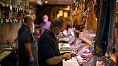 Piezas de jamón español en un mercado de Madrid