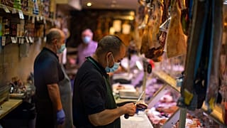 Piezas de jamón español en un mercado de Madrid