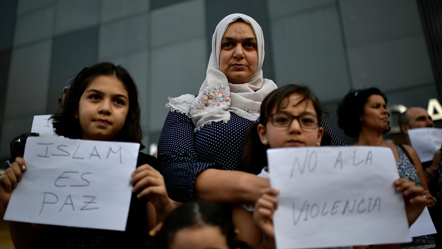 Comunidade islâmica no tributo às vítimas do ataque terrorista em Barcelona de 2017
