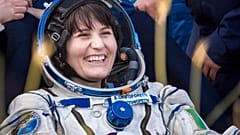 Cristoforetti tras regresar a la Tierra al término de su primera misión espacial