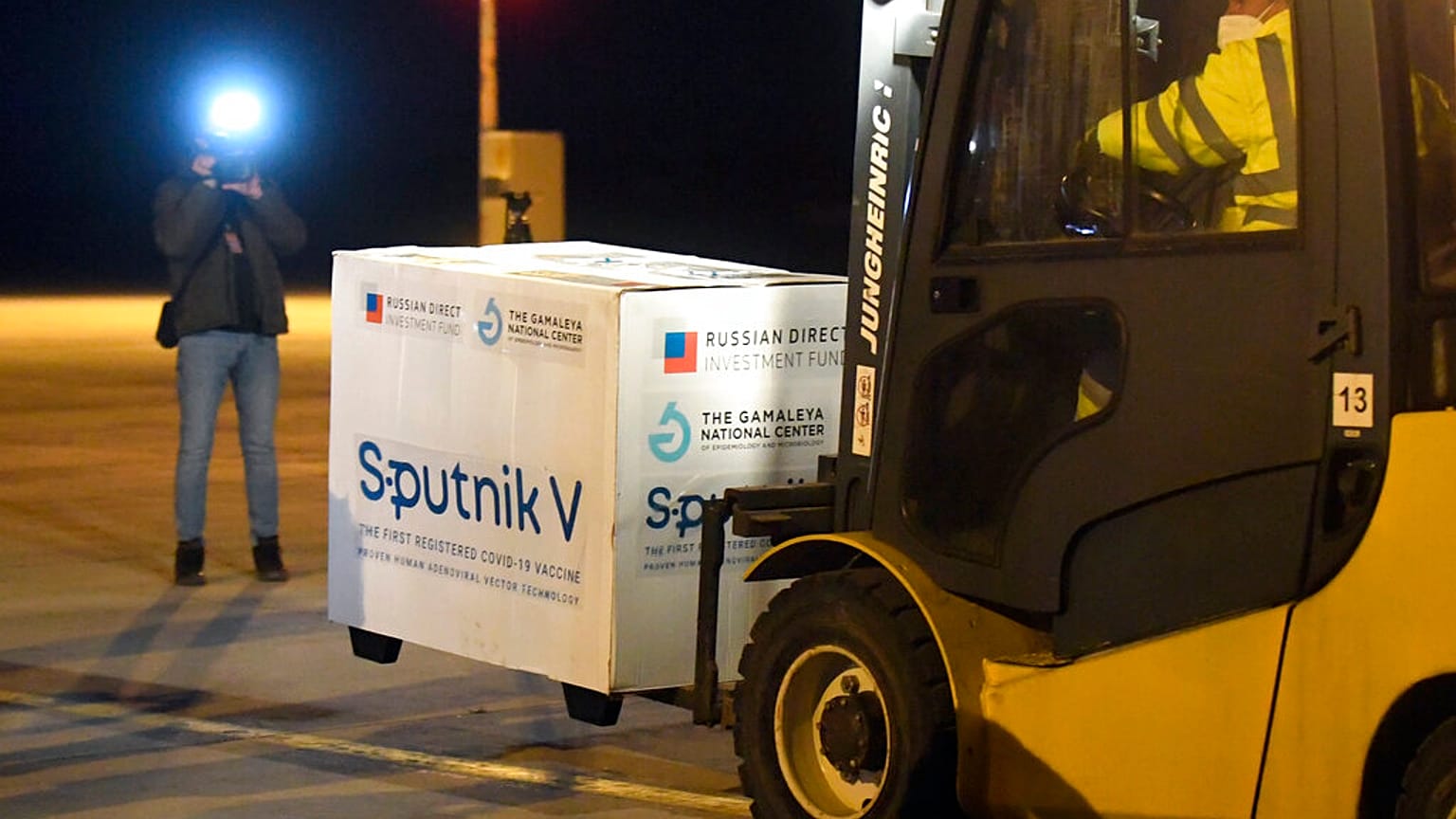 Egy doboznyi Szptunyik V vakcina a kassai repülőtéren
