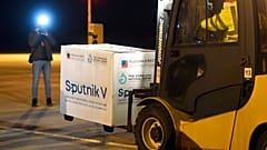 Egy doboznyi Szptunyik V vakcina a kassai repülőtéren