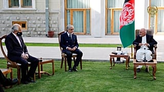 دیدار زلمی خلیلزاد، نماینده ویژه آمریکا در امور صلح افغانستان با محمد اشرف‌غنی، رئیس جمهوری و عبدالله عبدالله، رئیس شورای عالی مصالحه ملی(عکس آرشیوی است)
