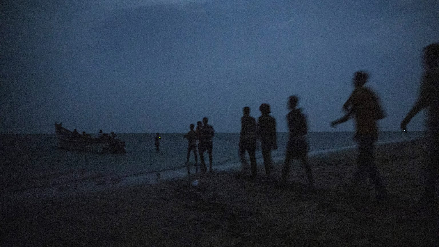 ARCHIVO 2019. Migrantes etíopes embarcan en Yibuti con la intención de llegar a Arabia Saudí 