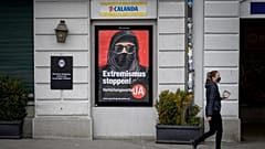 Plakat für die Inititiative zum Verhüllungsverbot in Zürich in der Schweiz 