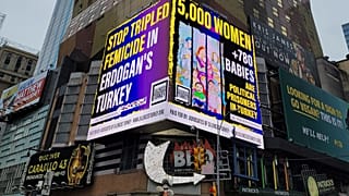 ABD'nin New York kentinde verilen bir ilanda, "Türkiye'de 5 bin kadın ve 780 bebek siyasi sebeplerle cezaevinde" ifadeleri yer aldı
