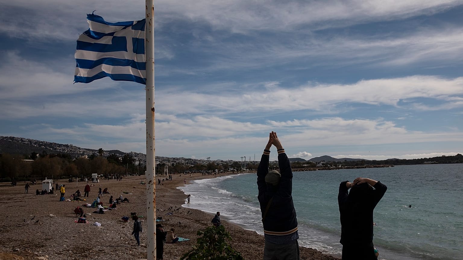Φωτό αρχείου - Πολίτες γυμνάζονται σε παραλία της Αττικής
