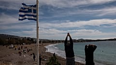 Φωτό αρχείου - Πολίτες γυμνάζονται σε παραλία της Αττικής