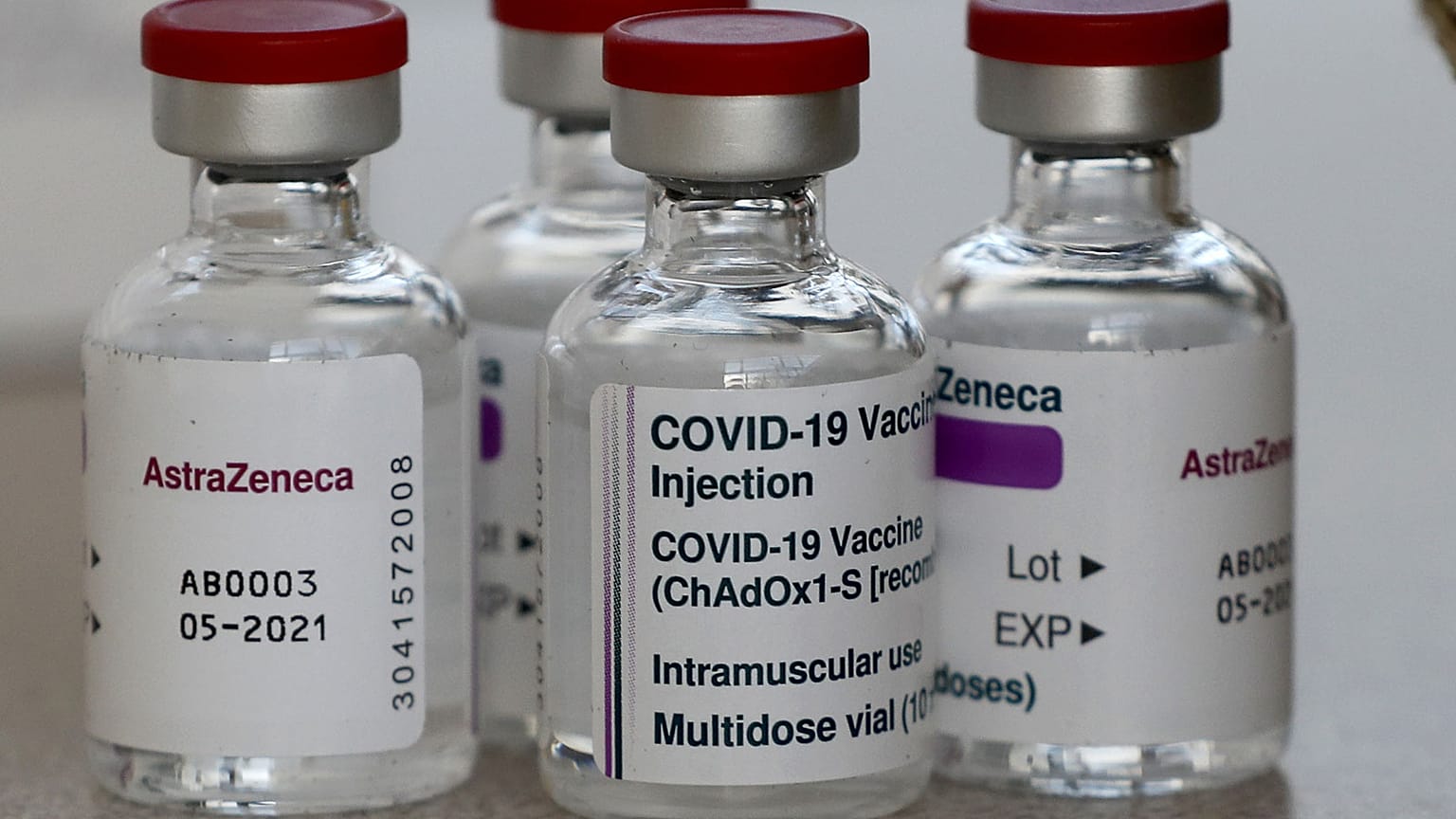 Doses du vaccin AstraZeneca photographiées dans un centre de soin à Londres, au Royaume-Uni, le 5 février 2021