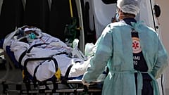 Un patient suspecté d'être atteint du Covid-19 reçu dans un hôpital de Brasilia, le 3 mars 2021.