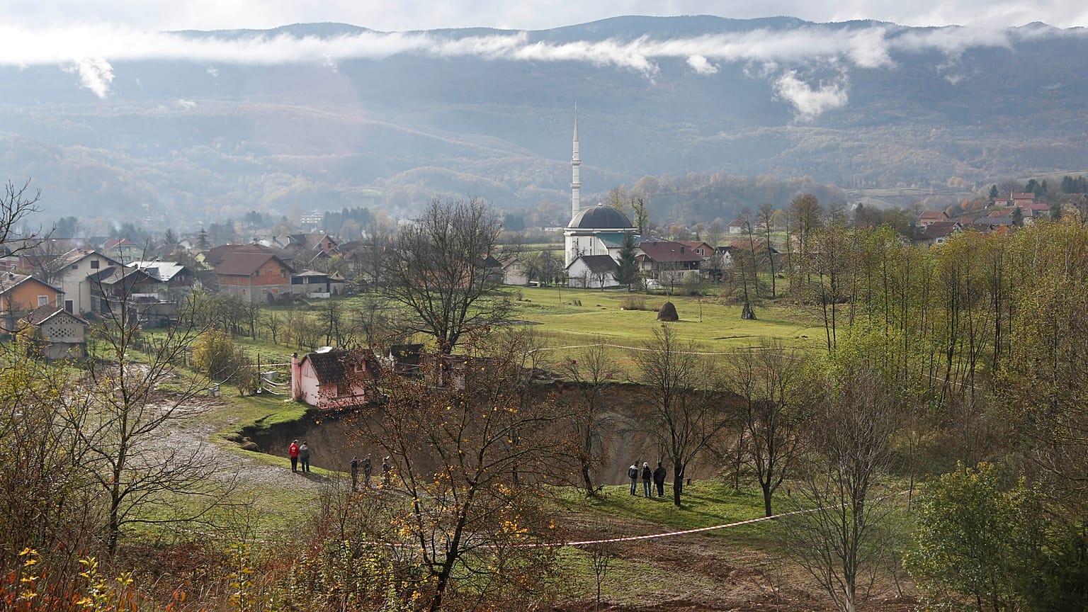 Aparecen un centenar de misteriosos cráteres en Croacia tras el terremoto de diciembre