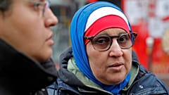 صورة من الارشيف - سيدة  محجبة بالوان العلم الفرنسي، الأزرق والأبيض والأحمر، خلال مسيرة في باريس احتجاجاً على الإسلاموفوبيا.
