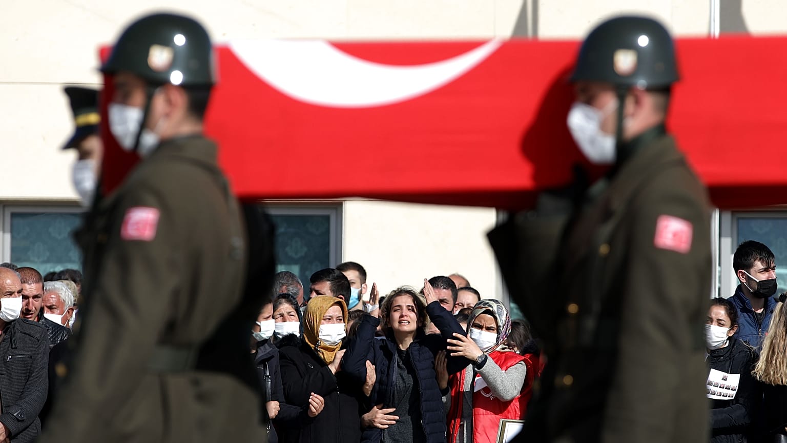 Bingöl'den kalkan ve Bitlis'in Tatvan ilçesinde kaza kırıma uğrayan helikopterde hayatını kaybeden 11 asker için Elazığ'da uğurlama töreni yapıldı