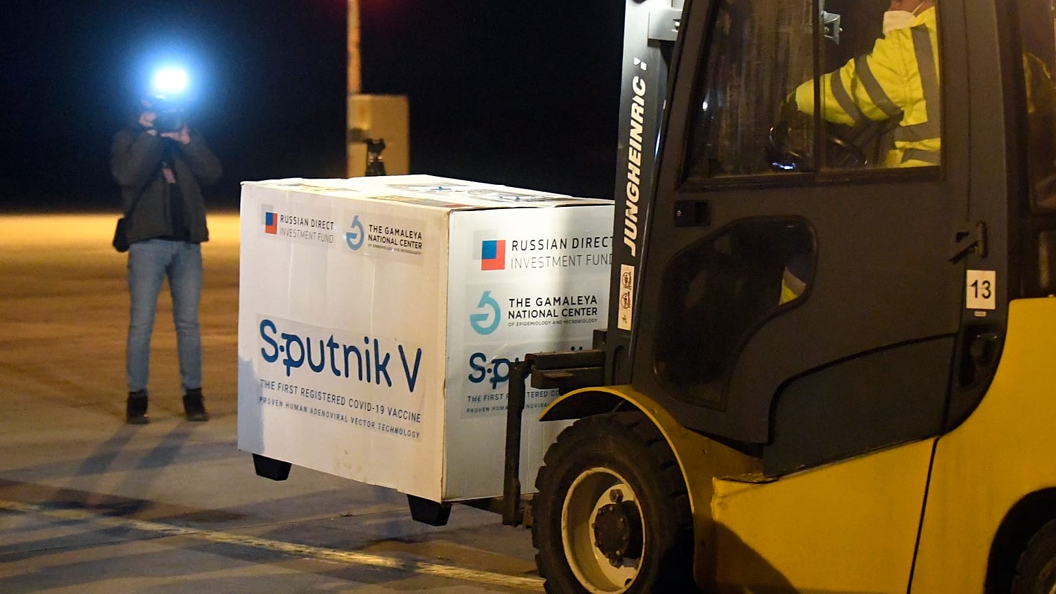 Sputnyik V oltóanyag érkezik a kassai reptérre - szabad az út? 