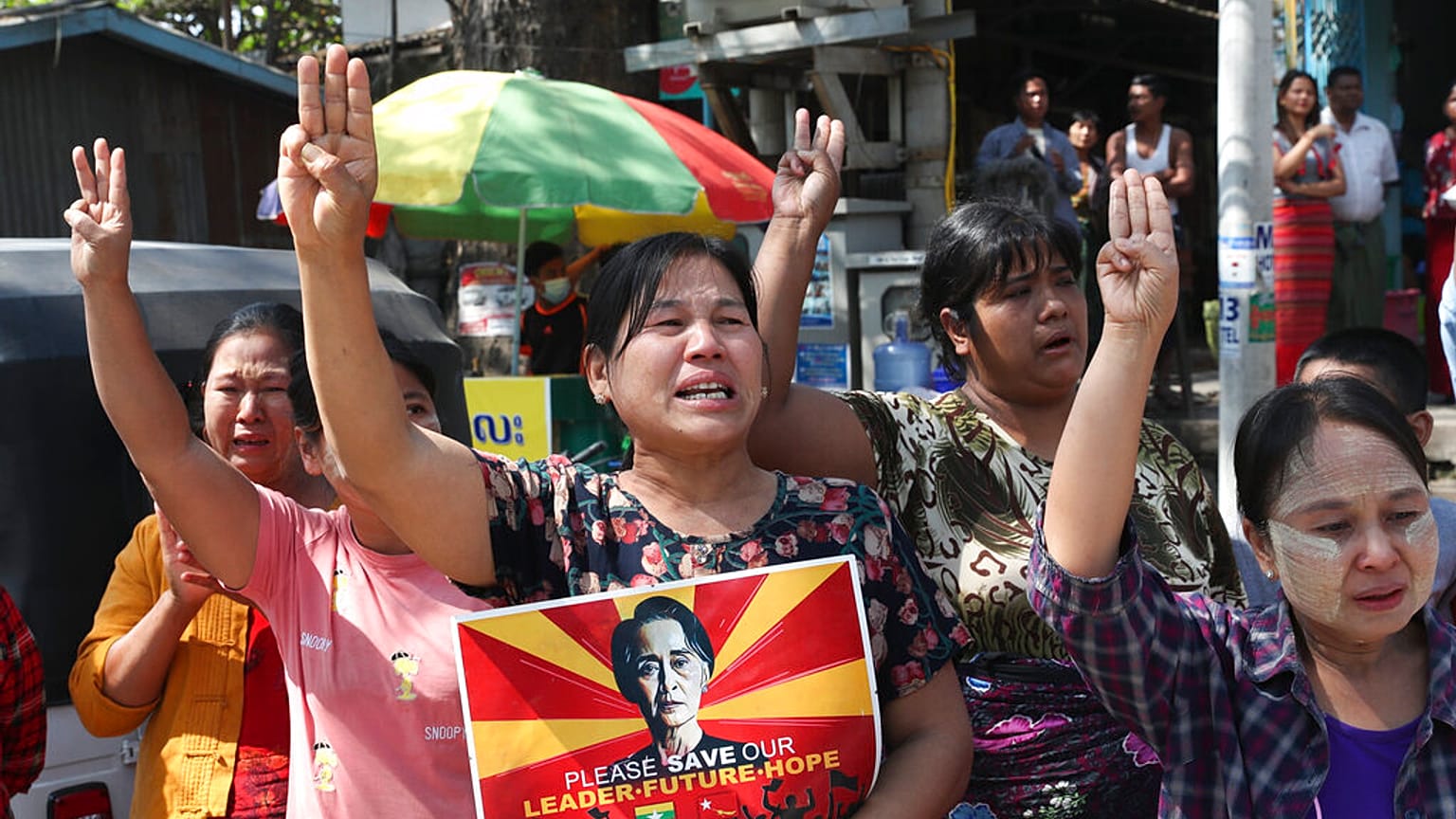 Frauen halten ein Porträt der abgesetzten Regierungschefin Aung San Suu Kyi während einer Demonstration in Mandalay, Myanmar, 05.03.2021