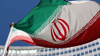 Viyana'daki Uluslararası Atom Enerjisi Ajansı binası önünde dalgalanan İran bayrağı 