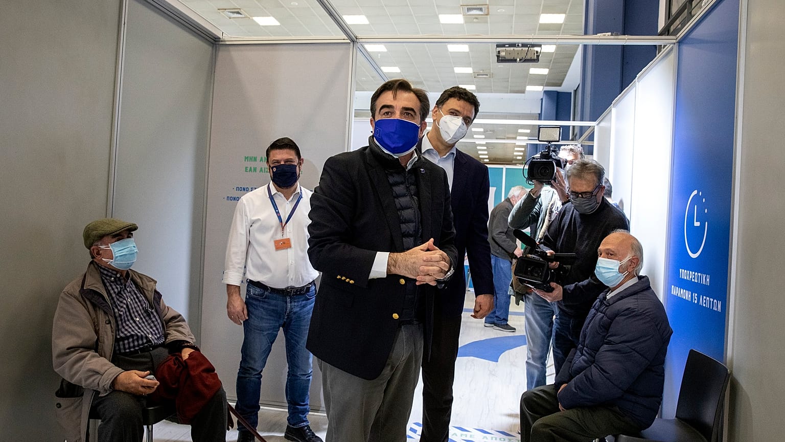 Ο Μαργαρίτης Σχοινάς στο εμβολιαστικό κέντρο Προμηθέας