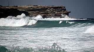Une plage de Sydney, Australie, le 5 mars 2021, après une série de séismes survenus dans le Pacifique