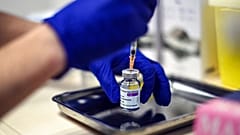 Covid-19 : l'option d'une vaccination obligatoire pour les soignants pas écartée en France