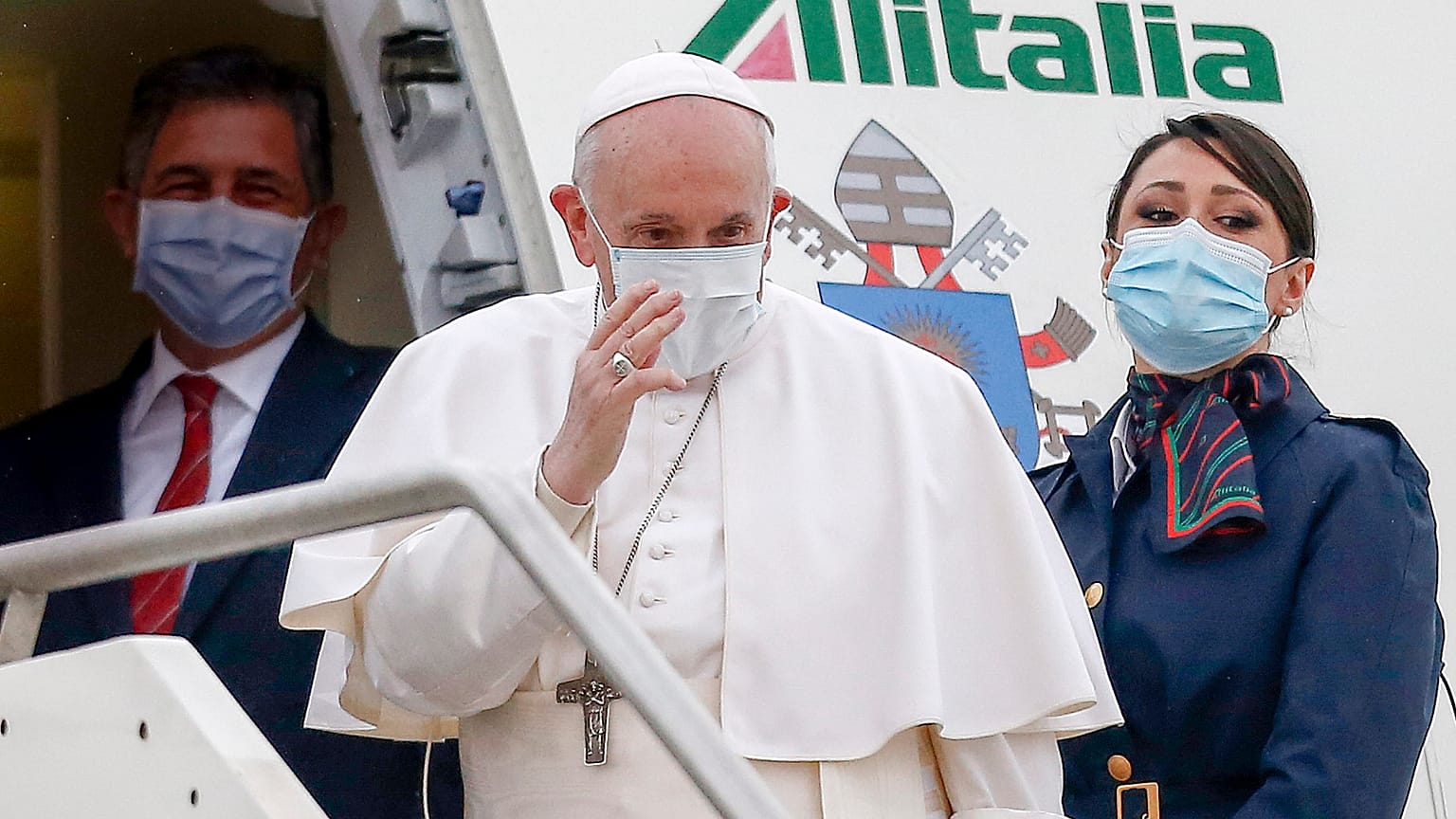 Il papa sull'aereo che lo porta in Iraq